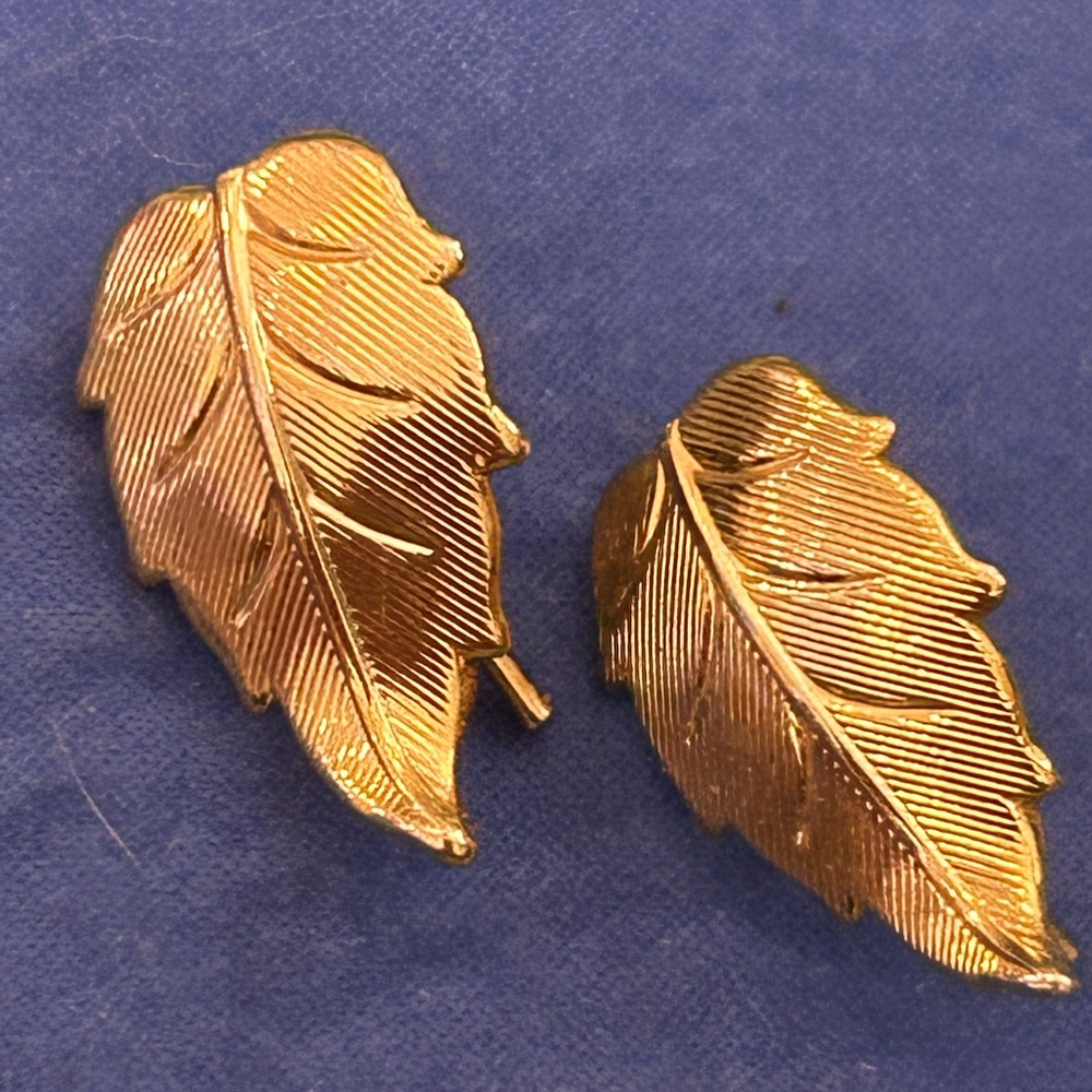 Vintage Avon gold tone leaf pierced Earrings